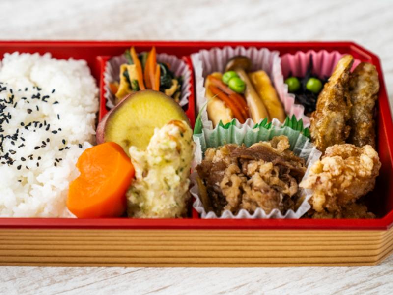牛肉しぐれ煮と若鶏唐揚げの良菜弁当