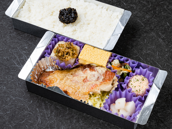 二段折箱弁当 赤魚の西京焼き