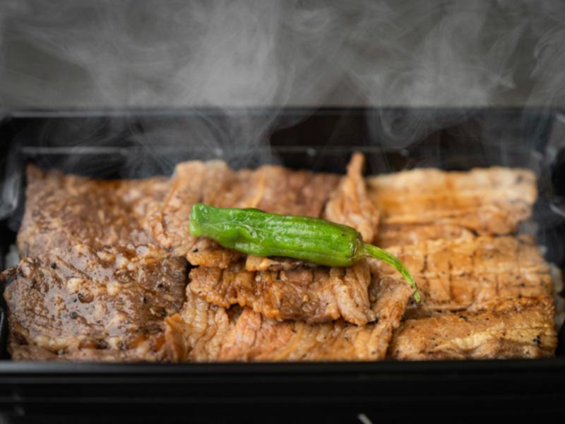 【熱々 焼肉弁当】食べ比べ３種の特上カルビ重（和牛・牛・豚カルビ）