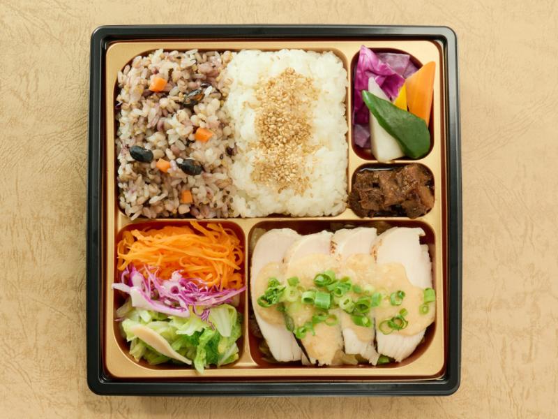 鶏胸肉の優しい火入れ 十六穀米とバーニャカウダ