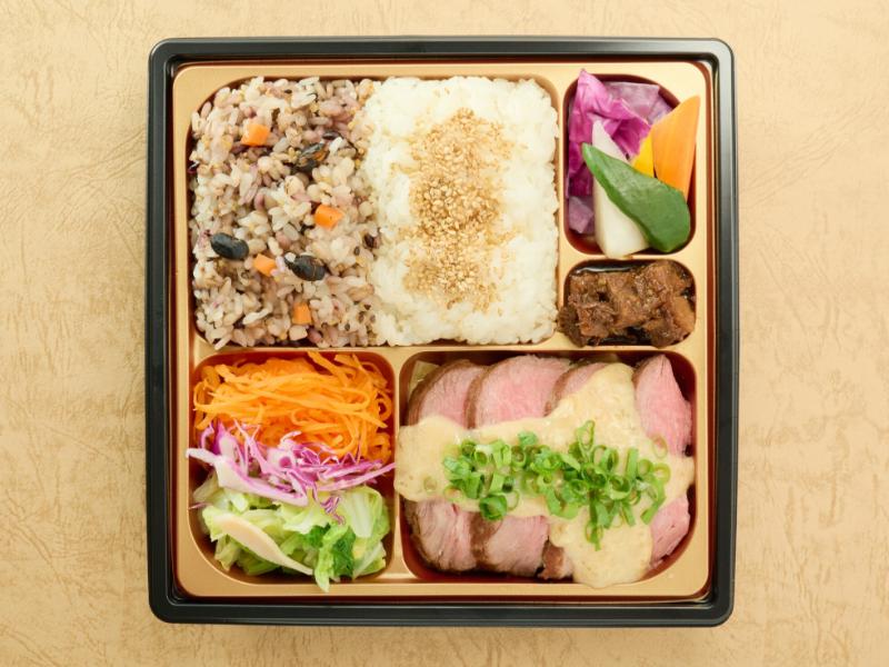 牛赤身のグリエマスタードソース 十六穀米とバーニャカウダ