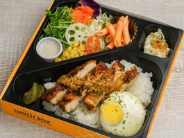 8品目サラダと炭火焼チキンBOX