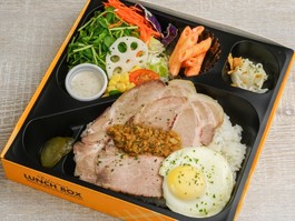 8品目サラダと黒豚ローストポークBOX