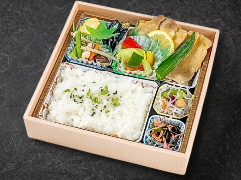 広島地鶏の麹蒸し弁当（特製ごま味噌添え）