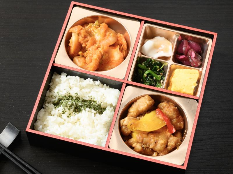 エビチリと青椒肉絲弁当