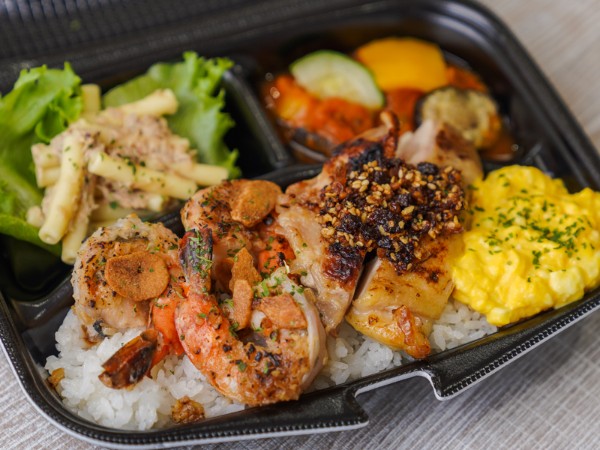 ガーリックシュリンプと炭火焼き鶏ももステーキ弁当