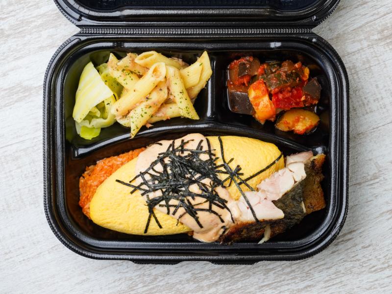 濃厚半熟オムライスと炭火焼き鶏ももステーキ弁当☆明太マヨソース