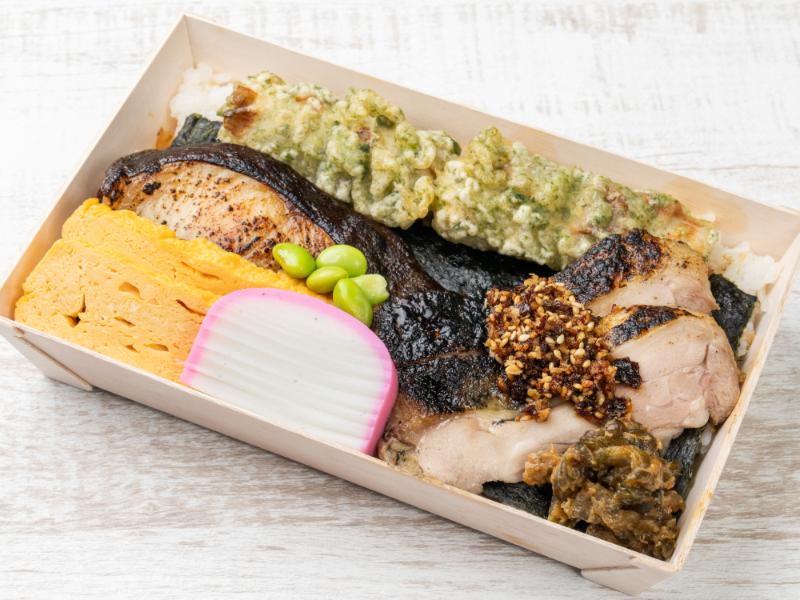 銀だら西京味噌焼きと炭火焼き鶏もも海苔弁当