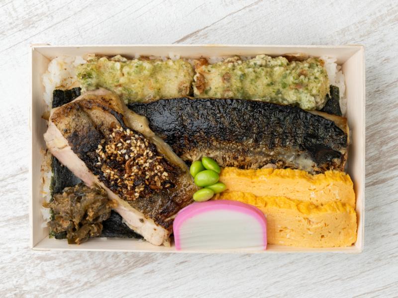 塩鯖焼きと炭火焼き鶏もも海苔弁当