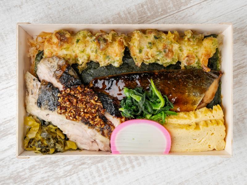 さわらの照り焼きと炭火焼鶏ももステーキ海苔弁当