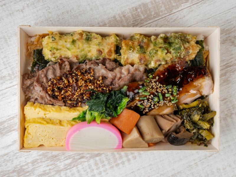 国産黒毛和牛あぶり焼きと炭火焼鶏ももステーキ海苔弁当