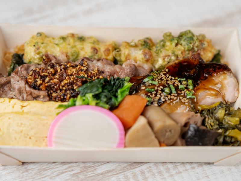 国産黒毛和牛あぶり焼きと炭火焼鶏ももステーキ海苔弁当