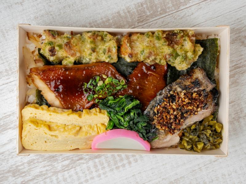 金目鯛の煮つけと炭火焼鶏ももステーキ海苔弁当