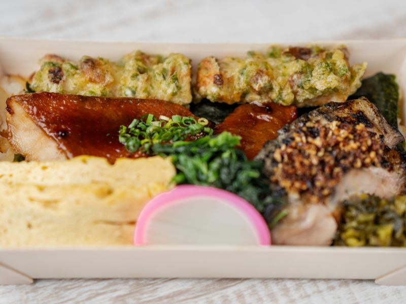 金目鯛の煮つけと炭火焼鶏ももステーキ海苔弁当