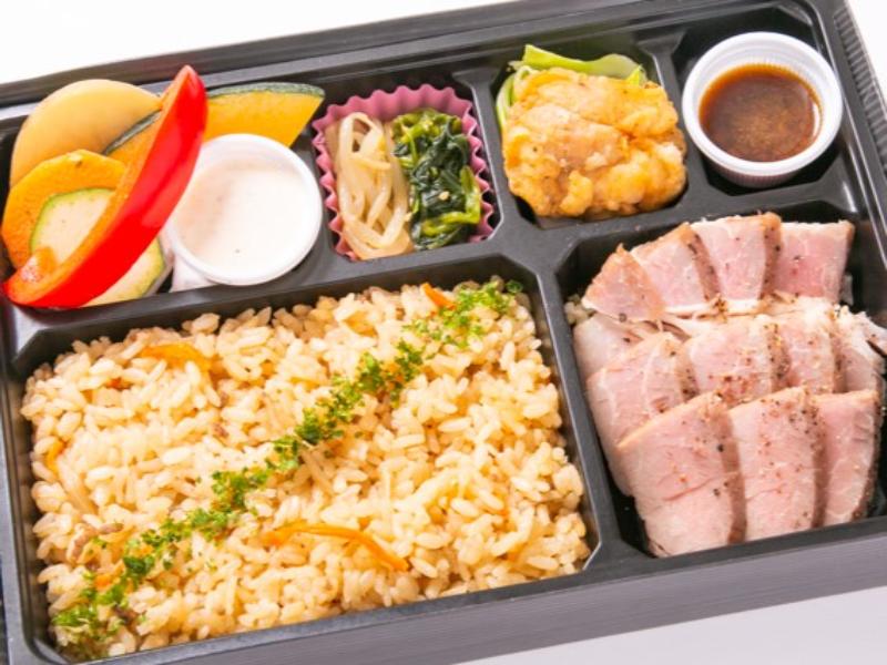 北海道産夢の大地豚肩ローススーテキとひき肉と野菜の炊き込み肉飯弁当