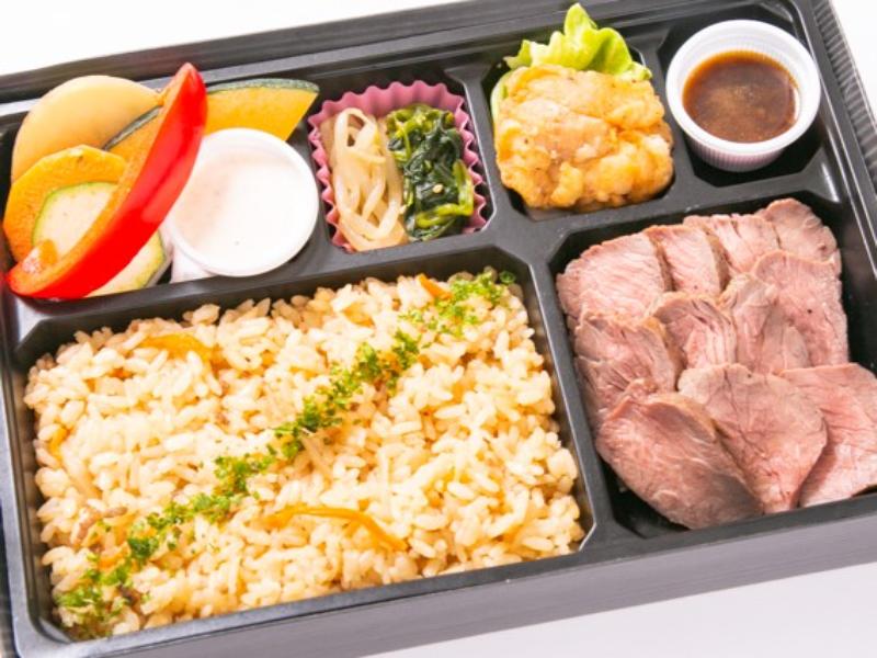 牛モモステーキとひき肉と野菜の炊き込み肉飯弁当