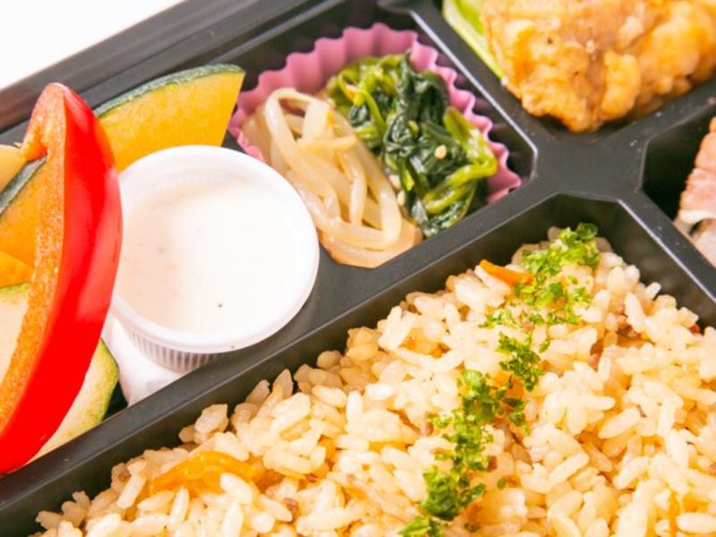 牛モモステーキとひき肉と野菜の炊き込み肉飯弁当