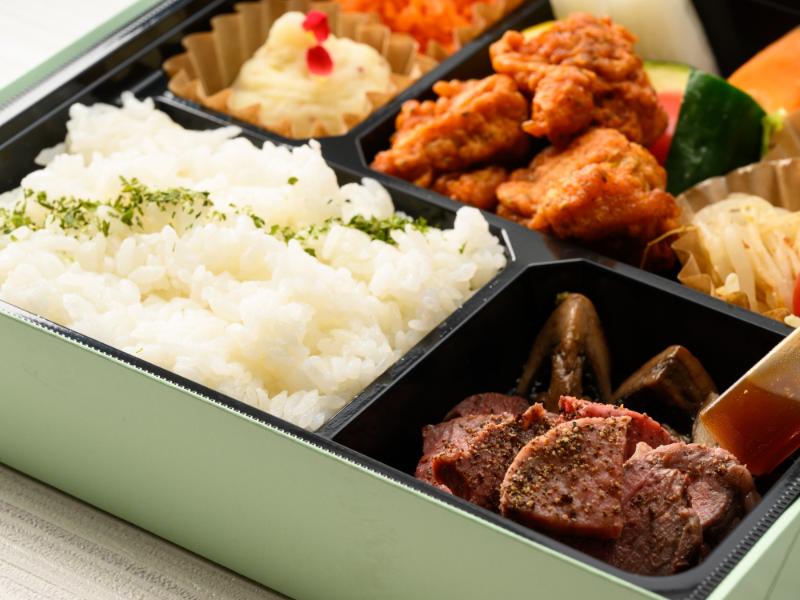道産牛ステーキと唐揚げ弁当