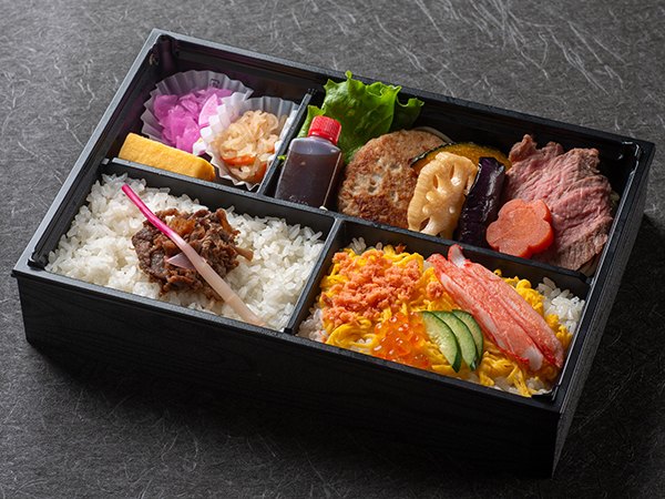 ステーキとすき焼きご飯と海鮮欲張り弁当