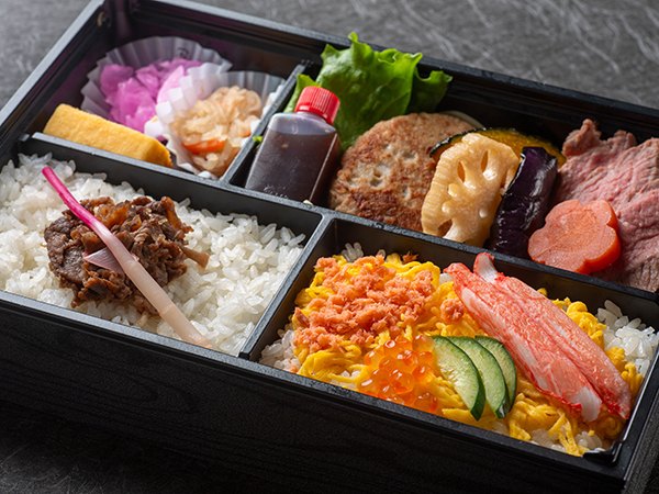 ステーキとすき焼きご飯と海鮮欲張り弁当