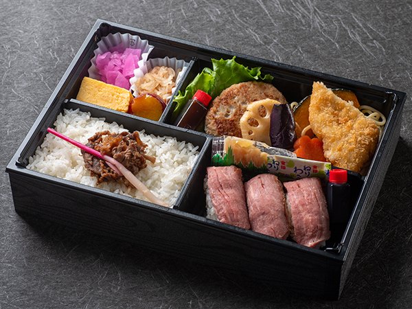 ローストビーフ握り寿司とすき焼きご飯の欲張り弁当