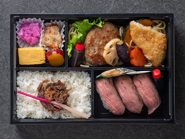 ローストビーフ握り寿司とすき焼きご飯の欲張り弁当