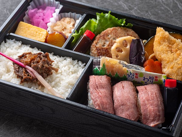 ローストビーフ握り寿司とすき焼きご飯の欲張り弁当