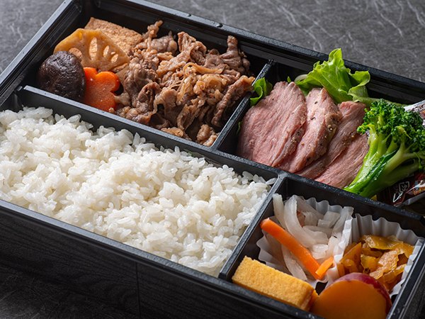 すき焼きとローストビーフの欲張り弁当