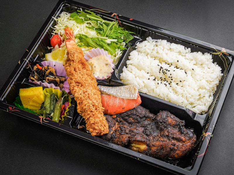 シェフｋ S チキンスパイス焼 大海老フライ 鮭ムニエル弁当 お弁当デリ