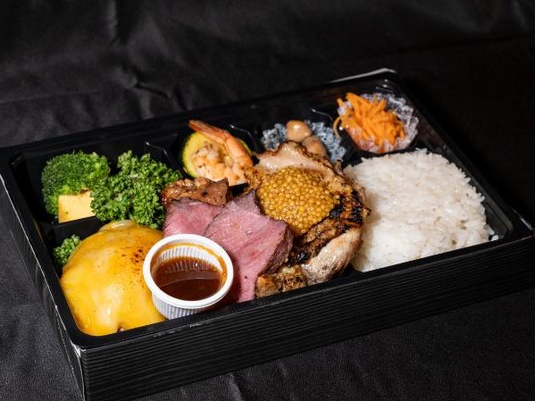 ゴルビージャックチーズバーグ＆サーロインステーキ＆若鶏グリル＆スパイシーBBQ ゴールデンマスタード付き