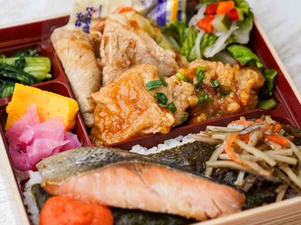 豚ロース生姜焼きとチキン南蛮海苔幕の内