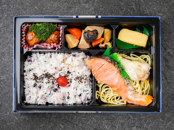 天然鮭と手羽元の煮込み幕ノ内弁当