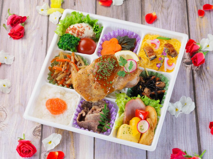 萌黄（モエギ）～トリュフ香るローストチキンと和牛すき焼きの九升弁当～