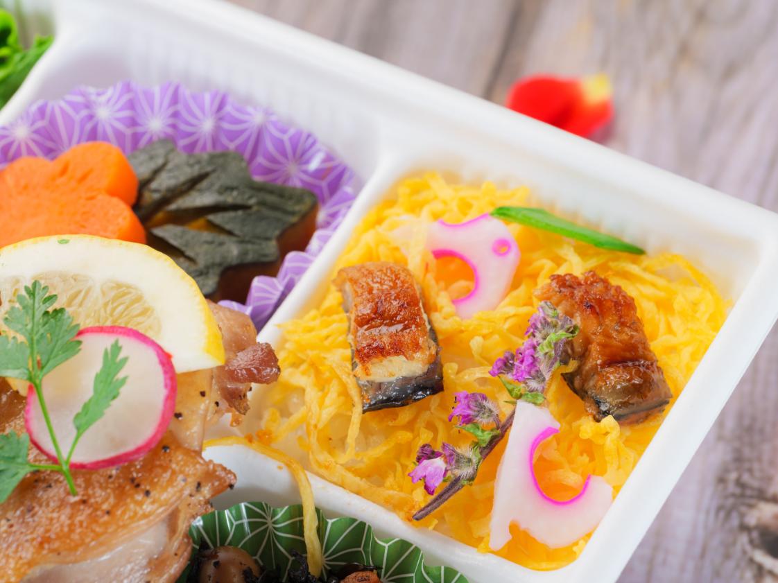 萌黄（モエギ）～トリュフ香るローストチキンと和牛すき焼きの九升弁当～