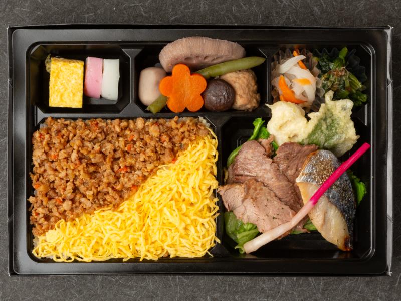 牛ステーキと季節の魚の西京焼き御膳　鶏そぼろご飯