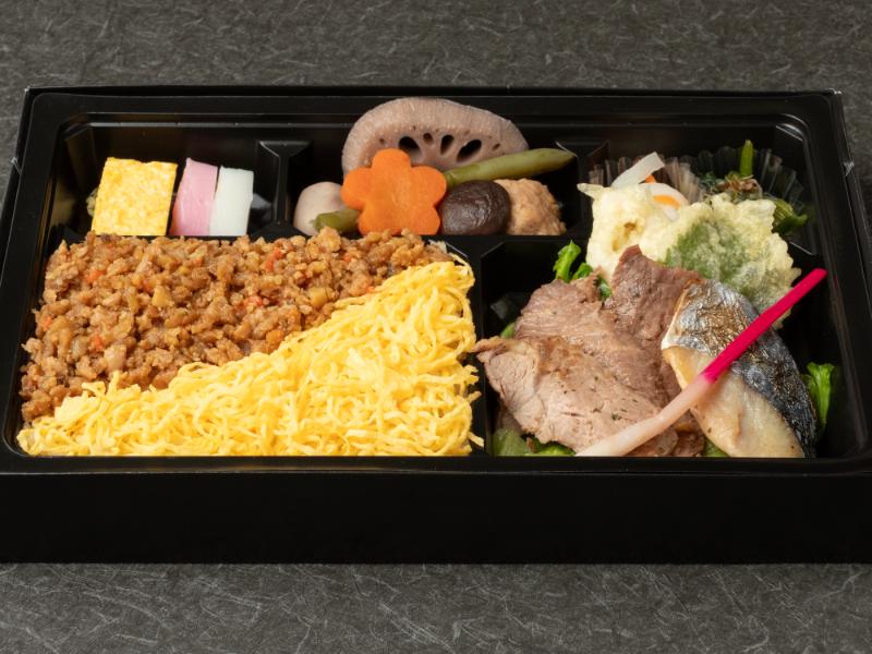 牛ステーキと季節の魚の西京焼き御膳　鶏そぼろご飯