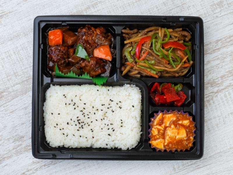 【厳選】Wメイン中華弁当（黒酢の酢鶏＆チンジャオロース）【～5月8日まで納品不可】