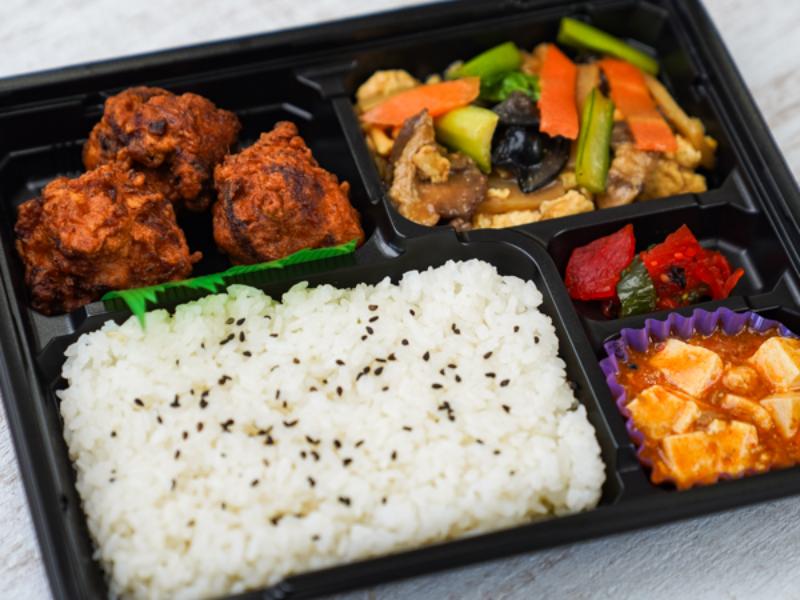 【厳選】Wメイン中華弁当（若鶏の唐揚げ＆木耳と豚肉玉子炒め）