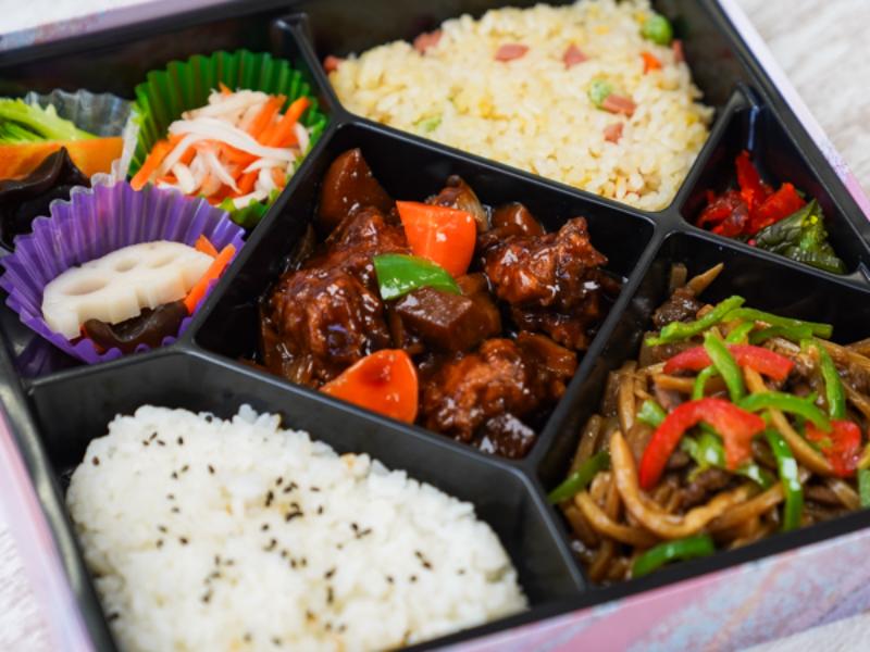 【特製 幕の内弁当】黒酢の酢鶏と青椒肉絲弁当