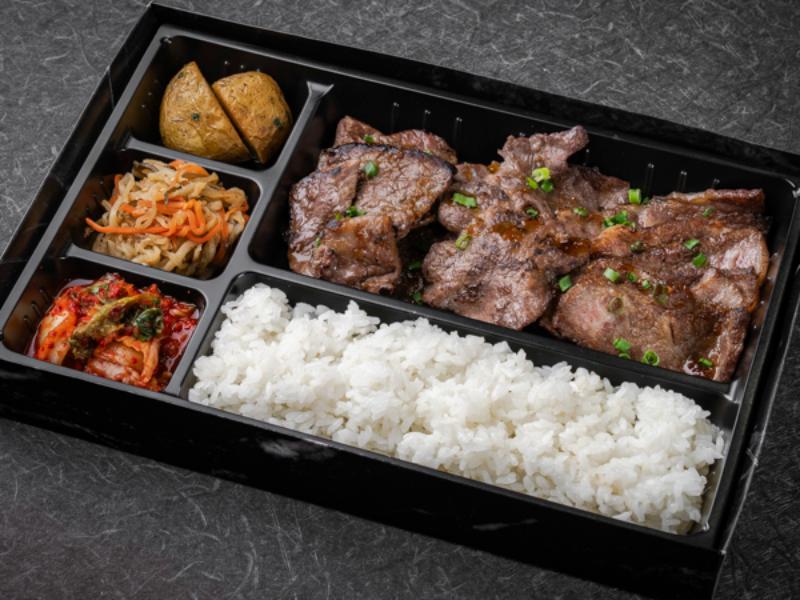 A4、5黒毛和牛上カタ・上ロース・アメリカ産上タン盛り合わせ弁当