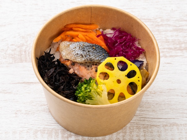 彩り野菜と鮭のブラックペッパーソテーの弁当