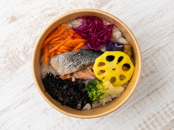 彩り野菜と鮭のブラックペッパーソテーの弁当