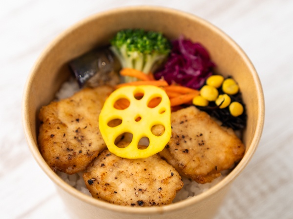 彩り野菜と菜彩鶏柚子胡椒ナゲットの弁当