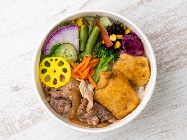 彩り野菜と佐助豚ポークジンジャー&菜彩鶏カレーナゲットのわっぱ弁当