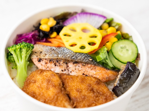 彩り野菜と菜彩鶏チキンカツ&鮭ブラックペッパーソテーのわっぱ弁当
