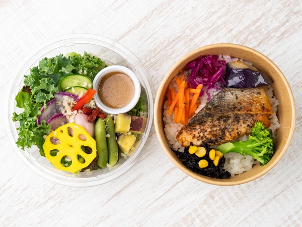 鮭のハーブムニエルの弁当とオーガニックキヌアサラダの2段仕立て