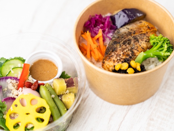 鮭のハーブムニエルの弁当とオーガニックキヌアサラダの2段仕立て