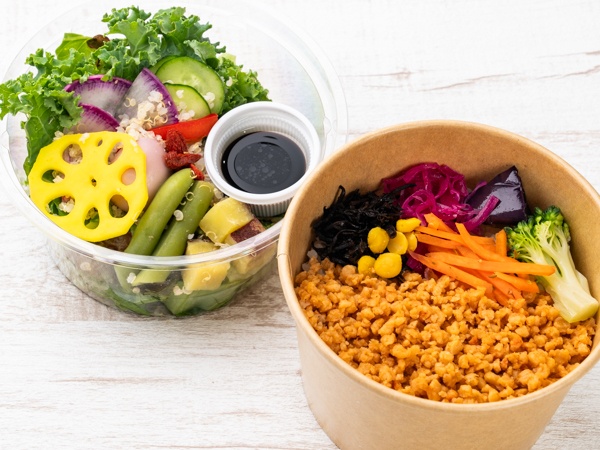 ヴィーガンビビンバの弁当とオーガニックキヌアサラダの2段仕立て