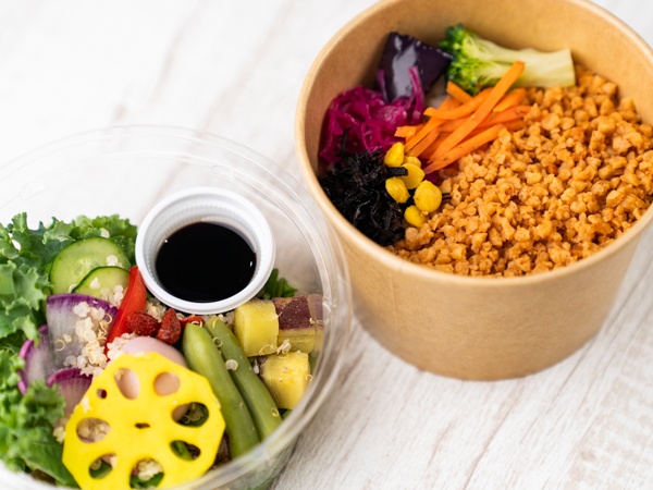 ヴィーガンビビンバの弁当とオーガニックキヌアサラダの2段仕立て