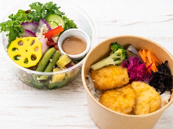 菜彩鶏カレーナゲットの弁当とオーガニックキヌアサラダの2段仕立て